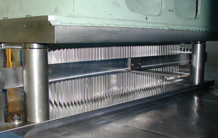 Panching Machine パンチング装置